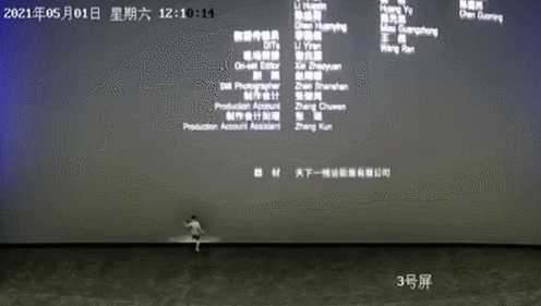 熊孩子踢坏一电影院18万巨幕后续来了